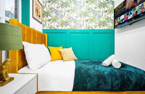 Stylish Manchester 4 Bed House with Garden - 4 Doubles Beds & 1 Single Bed - Sleeps 9 - Salford - FREE PARKING - SMART TVs in every bedroom - FREE NETFLIX - 6 min to City Centre, Close to Trafford Centre, Etihad Stadium, Manchester Arena, Clubs & more - Foto 21