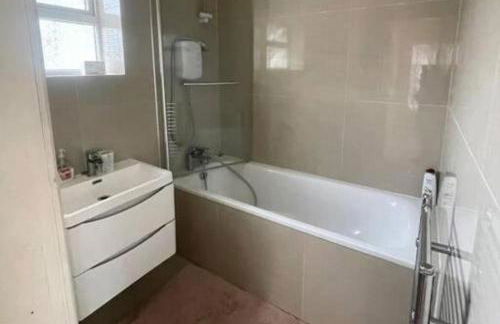 Charming House with Garden - Sleeps 6 & Parking - Foto 22