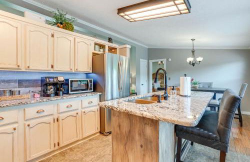 Outdoor Kitchen and Hot Tub Table Rock Lake House - Foto 5