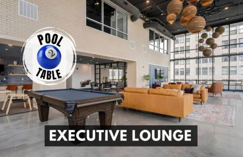 Downtown Contemporary High-Rise with Pool & Gym - Foto 9