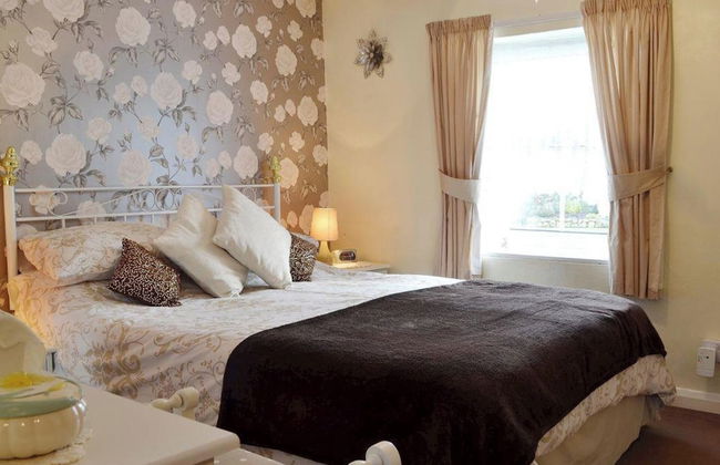 Riverside 2-bed Cottage, Sleeps 3 With Parking - Foto 2