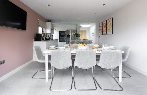 Luxury Family Home in Central Windsor with Large Garden, Games Room, Office, Parking & Pet-Friendly - Photo 31