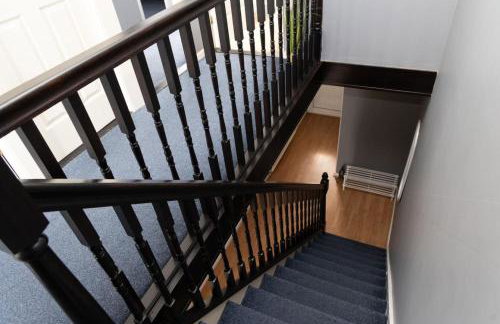 3 bed home sleeps 8 people located 1 min from train stop - Otley Terrace - Photo 6