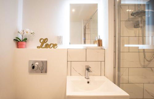 Welcome - BUSINESS or PLEASURE! Southampton 'City Vibes' # Stylish Apartment with Outdoor Courtyard! 1-4 Guests BOOK YOUR CITY BREAK or PRE-CRUISE STAY! CLOSE TO MAYFLOWER THEATRE, UNIVERSITIES, CRUISE TERMINALS, HOSPITALS & SHOPS! - Photo 24