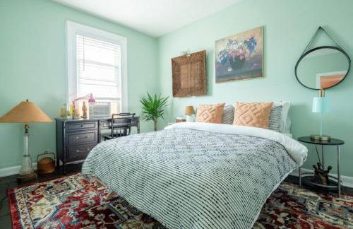 Postmodern Penthouse 1 Min Walk Dining and Shops - Photo 2