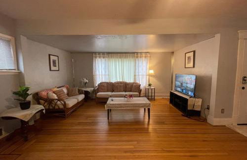 Buffalo 4BR Home 5 Beds, Near Airport & Downtown - Foto 1