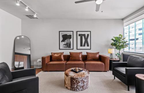 Luxury 17th Floor Downtown Dallas High-Rise with Free Parking, City Views, Pool & Gym - Foto 2