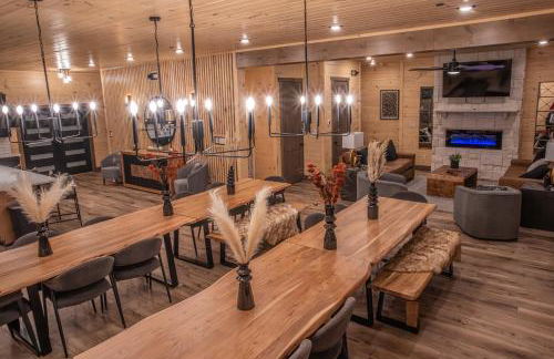 Luxury 12-Bedroom Cabin with Indoor Pool, Hot tub & Movie Theater, Sleeps 36 - Foto 5