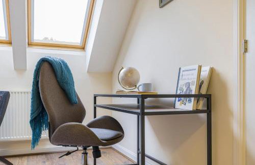 Casa Lana - Spacious and Stylish 4-Bed Home Near Gatwick with Free Parking - Foto 17