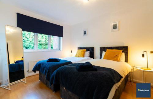 Camberley Spacious and Comfy 3 Bedroom Home, Next to Frimley Hospital with Parking - Foto 2