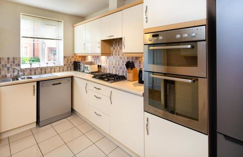 Modern and Spacious Home From Home 1 mile from M1 - with Netflix, Prime Video, PS5, free parking, superfast WiFi, BBQ - Sleeps 11 - By Brightleap Apartments - Foto 11