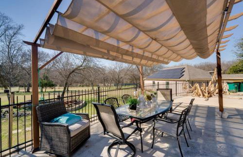 Near Joe Pool Lake! Luxe Getaway with Shared Pool - Foto 4