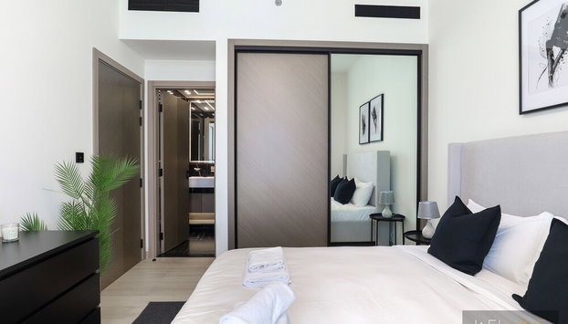 WelHome - Dubai Delight: Luxe Living 1BR at Binghatti Luna - Foto 5, Habitación