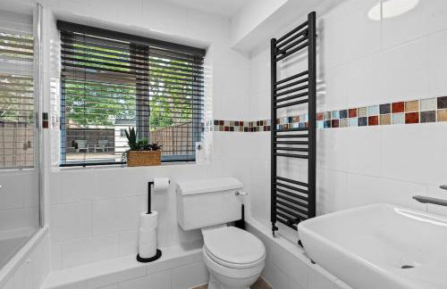 Luxury 4-Bed Family & Group Home-King or Twin Beds-Driveway, Garden-Near Gatwick - Foto 27