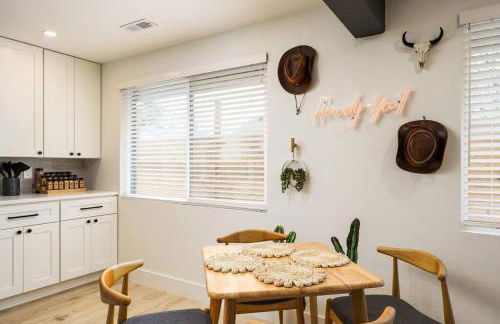 Wild West Disco Haus! Sleeps 12, Hot Tub + Gym! - Foto 48