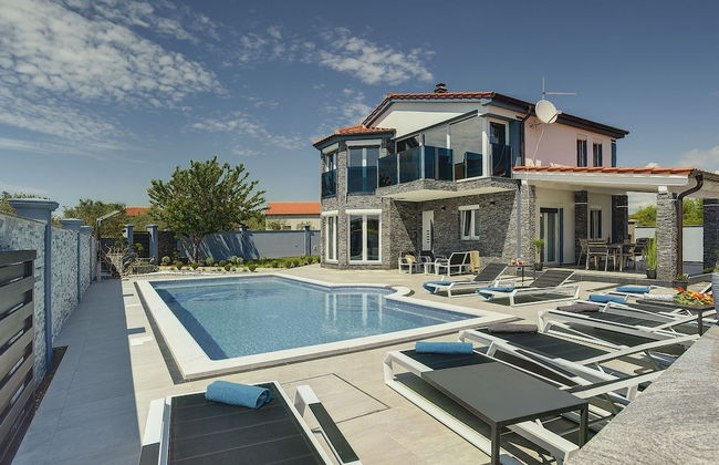 Modern Villa With Private Pool Consisting of 2 Apartments Near the Beach - Photo 28