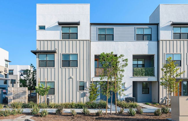 Chic Modern Retreat With Stunning Views - Photo 13