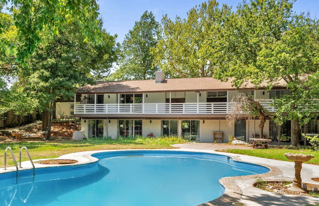 Spacious Family Home w Pool Hot Tub Large Yard - Photo 34