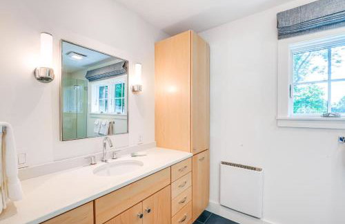 Upscale Southwest Harbor Retreat - Dog Friendly! - Foto 17