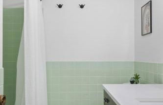 Central Location - 2 living spaces & covered patio! - Foto 6