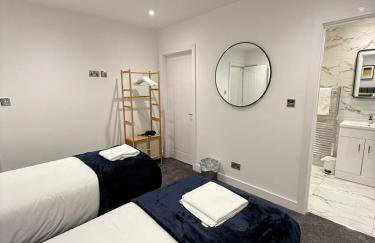 Spacious 4 Bed 4 Bath Stay with Free Parking - Foto 1