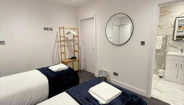 Spacious 4 Bed 4 Bath Stay with Free Parking - Foto 1