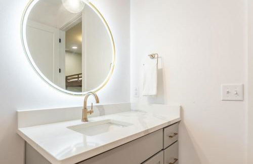 Here You Come Again by Stay Local Nashville - Foto 41