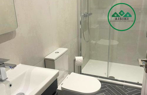 Aisiki Stays Apartments at Enfield, Airconditioned & Pet Friendly, Ground Floor, 3-Bedroom & 2-Bathroom Flat, King or Twin Beds with Garden, Free Wi-Fi and Parking Space - Foto 10