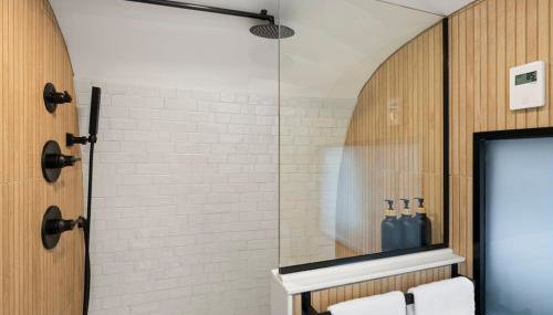 Luxury Airstream w hot tub, king bed, & grill - Foto 5