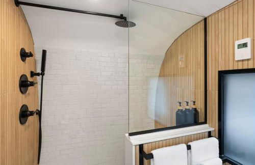 Luxury Airstream w hot tub, king bed, & grill - Foto 5