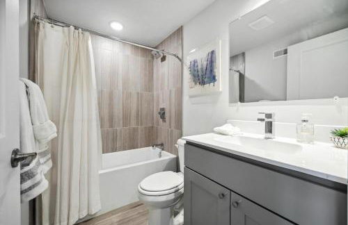 Luxurious Condo with Rooftop and Parking near University City - Foto 13