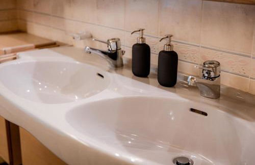 C4S COME4STAY - Alpenblick Watzmann-Kehlstein - TOP Lage im Berchtesgadener Land I bis zu 10 Personen I große Terrasse mit Blick auf die Berge I Smart TV I Billiard I WLAN I kostenloser Parkplatz - Foto 42