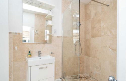 Look No Further The Stable Block in Beautiful Beaufort House 2 Bedrooms - Photo 4