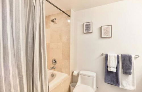 1BR ROOFTOP POOL-10 MIN WALK TO BEACH - Foto 16