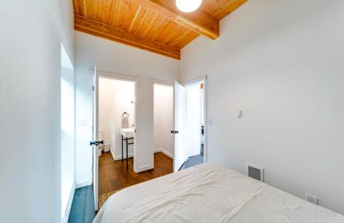 Mid-Century Escape Lake Views, Steps to Cave Bay! - Foto 11