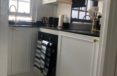 SEAFRONT SANCTUARY Beautiful Art Deco Apartment with Stunning City & Sea Views - Foto 1