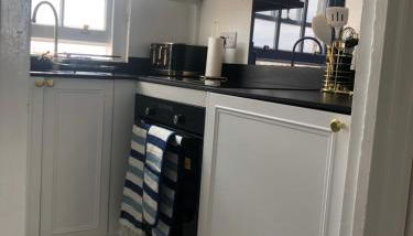 SEAFRONT SANCTUARY Beautiful Art Deco Apartment with Stunning City & Sea Views - Foto 1