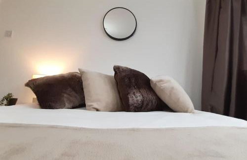 Free Parking Spacious Home - Photo 28