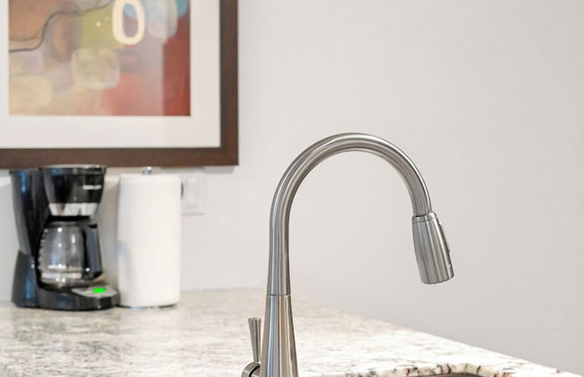 Elevated Escapes 2BR Suite Overlooking Lake - Foto 12