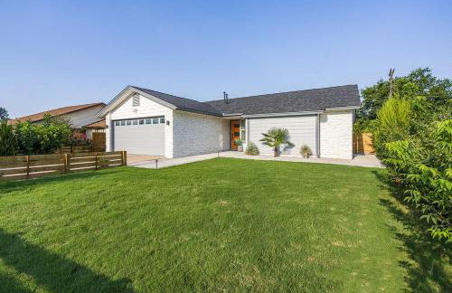 Modern 3BR Retreat with Fun Yard, Mini-Golf, Hot Tub & BBQ Dining Deck - Foto 36