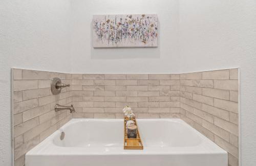 The Benjamin I - 2022 Built Luxury Retreat with Backyard Paradise with Hot Tub Outdoor Movie Screen Dock & Boat Rental - Foto 19