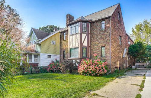 Striking Tudor Revival in Five Points District! - Foto 1