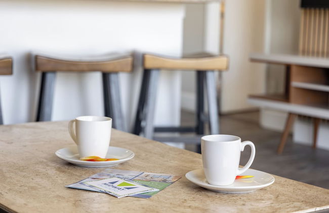 Partial Ocean View Condo with 2 Beds and Parking - Foto 78