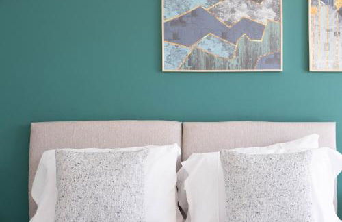 Beautiful and comfortable home away from home with free parking, fast wifi and white crisp hotel standard linen hosted by Our Home Short Stays - Photo 27