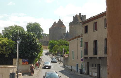 Chez Jérôme, au pied de la cité médiévale - Foto 1