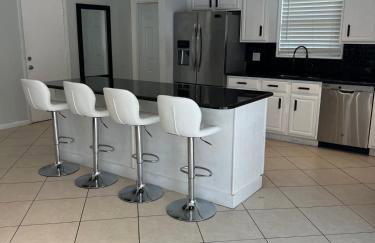 Spacious 3 Bedroom with Beautiful Backyard - Foto 9