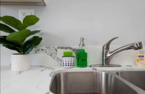 Charming 2BR Condo with Onsite Parking Included - Foto 13