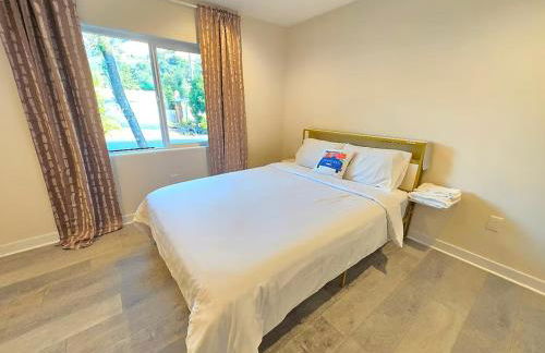 Lakefront Retreat • Private Yard + Fireplace - Foto 12