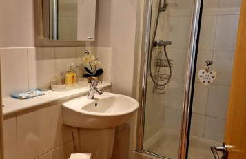 Beautiful Marina Apartment with private garden, flexible bedrooms with zip & link beds - Photo 9