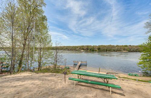 Charming Cottage Steps to Lake Wandawega! - Foto 31